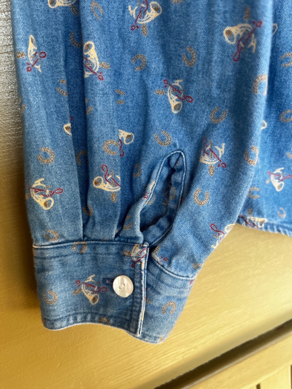 Liz Claiborne Petite Chambray Horseshoe Horn Print Button Down Med Petite - Picture 8 of 9